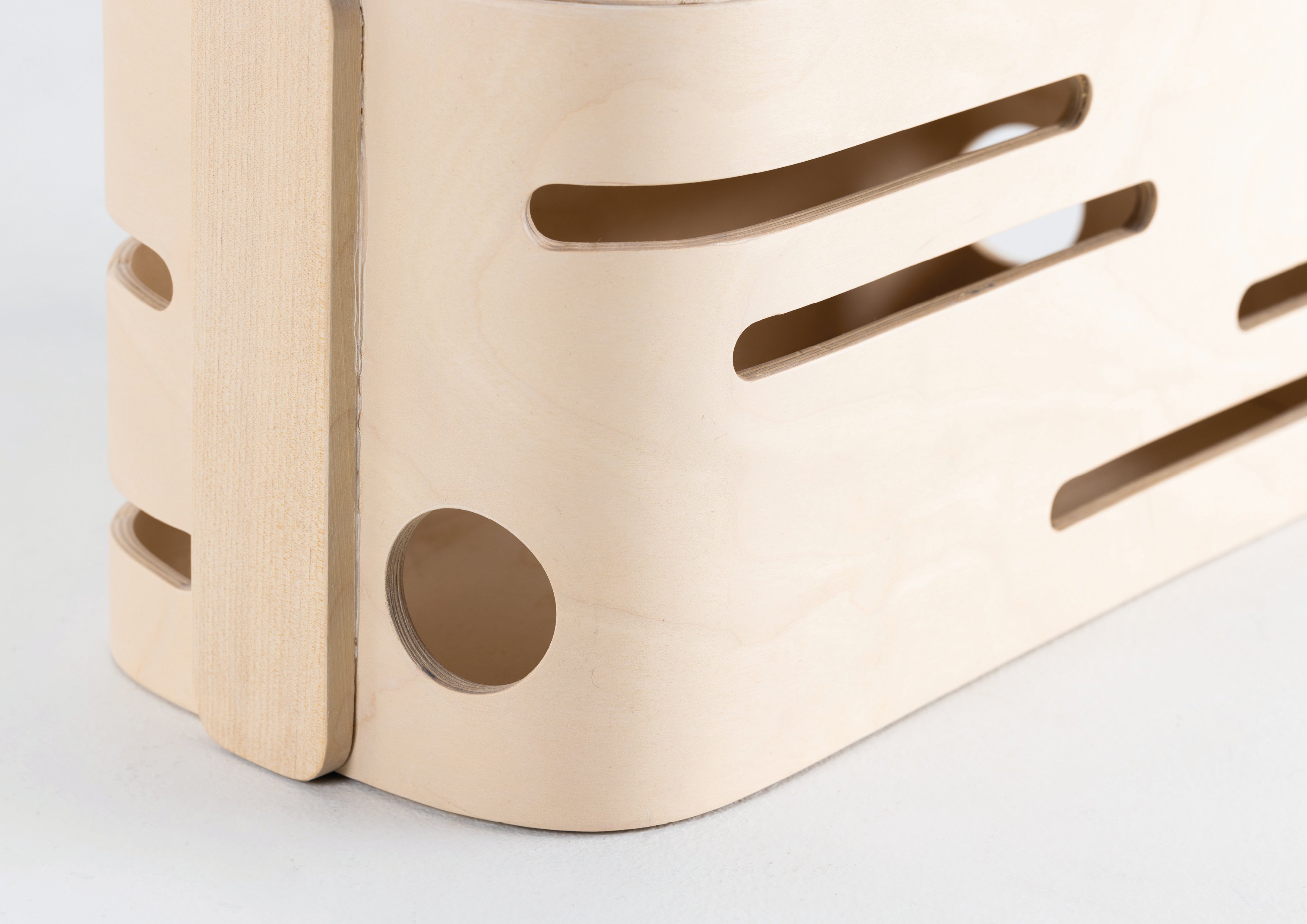 Koivuvanerista muotopuristettu jatkojohtolaatikko, jonka olen suunnitellut koulutyönä.