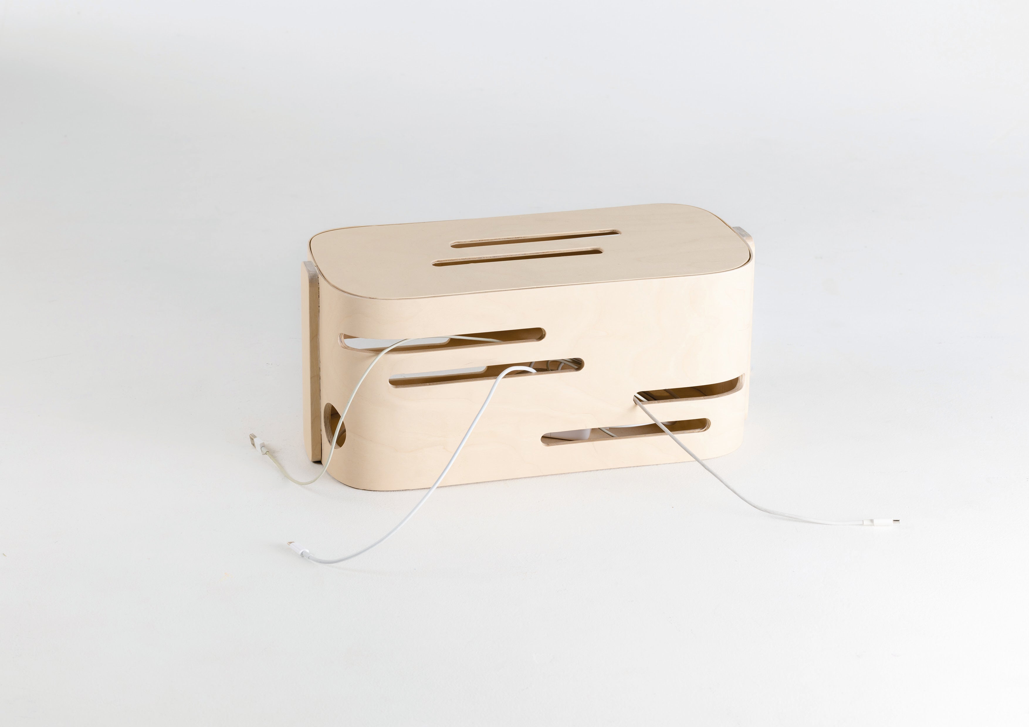 Koivuvanerista muotopuristettu jatkojohtolaatikko, jonka olen suunnitellut koulutyönä.